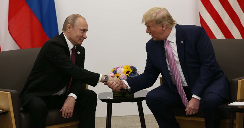 'Silverback' Trump fails to overpower Putin with 'shake and yank' as both leaders spread their legs, says body language expert