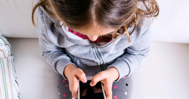 7-year-old performs CPR on seizure-stricken mother after learning procedure from YouTube videos: 'She's my hero'