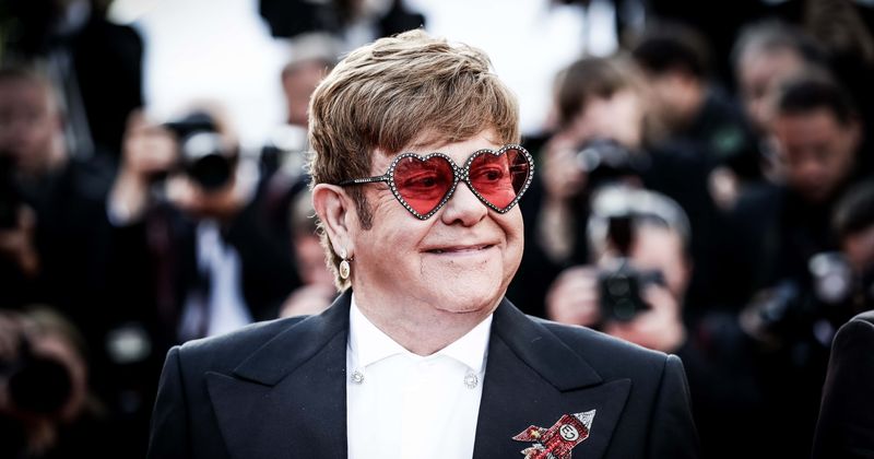 Elton John breaks down and stops concert mid-way as he's unable to sing because of walking pneumonia