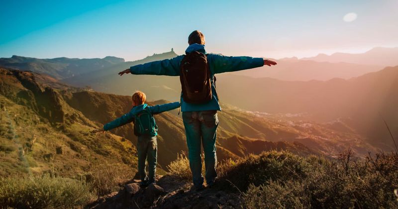 Man dangerously dangles son from cliff for photo moment, Angry Internet says 'he doesn't deserve to be father'