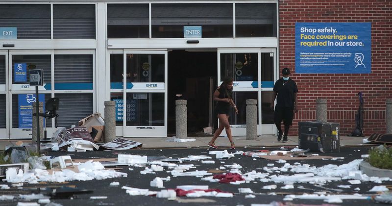 Looters rip through Chicago shopping dictrict, shoot at cops after rumors of police shooting child went around