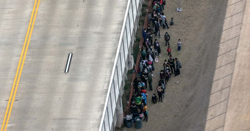 Teachers volunteer at migrant facility with high Covid-19 rates while San Diego students learn virtually: Report