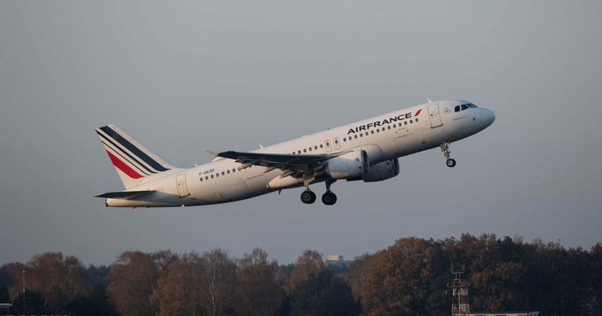 BAD ALTITUDE: Pilots suspended after mid-air bust-up in cockpit forcing flight attendants to chaperone them
