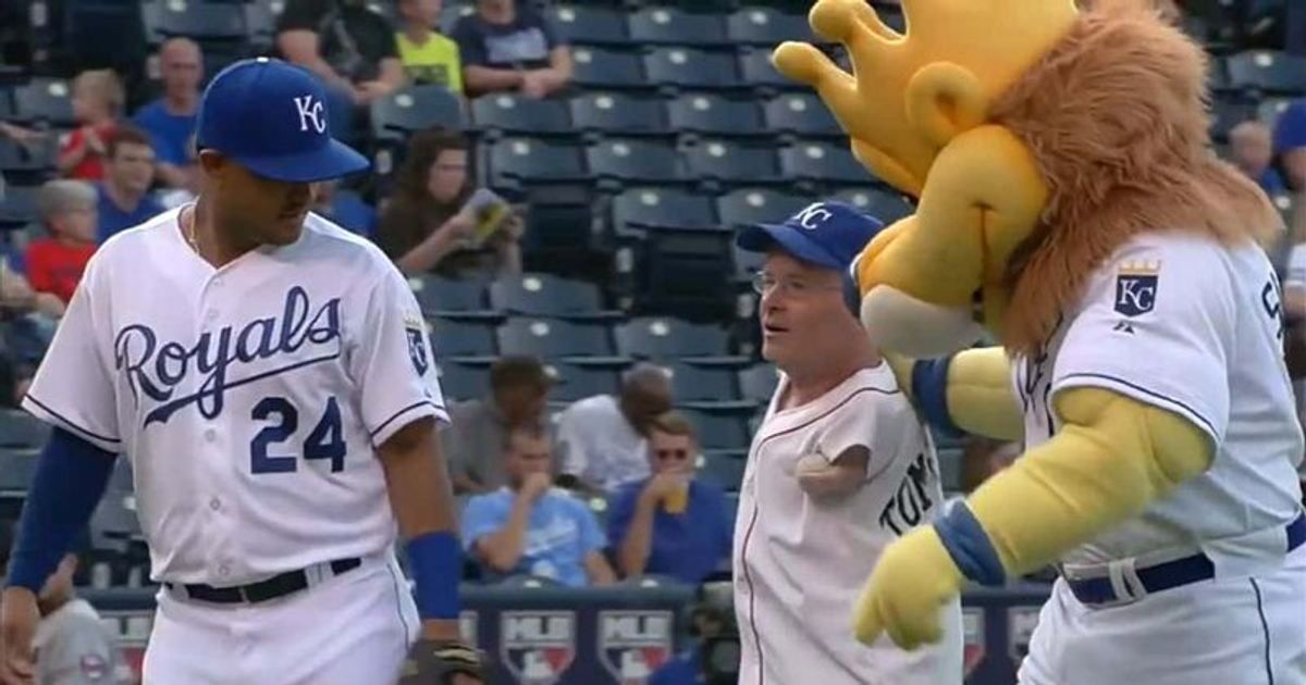 INCREDIBLE FEAT: Tom Willis, born without arms, throws first pitch at all 30 MLB ballparks with his foot