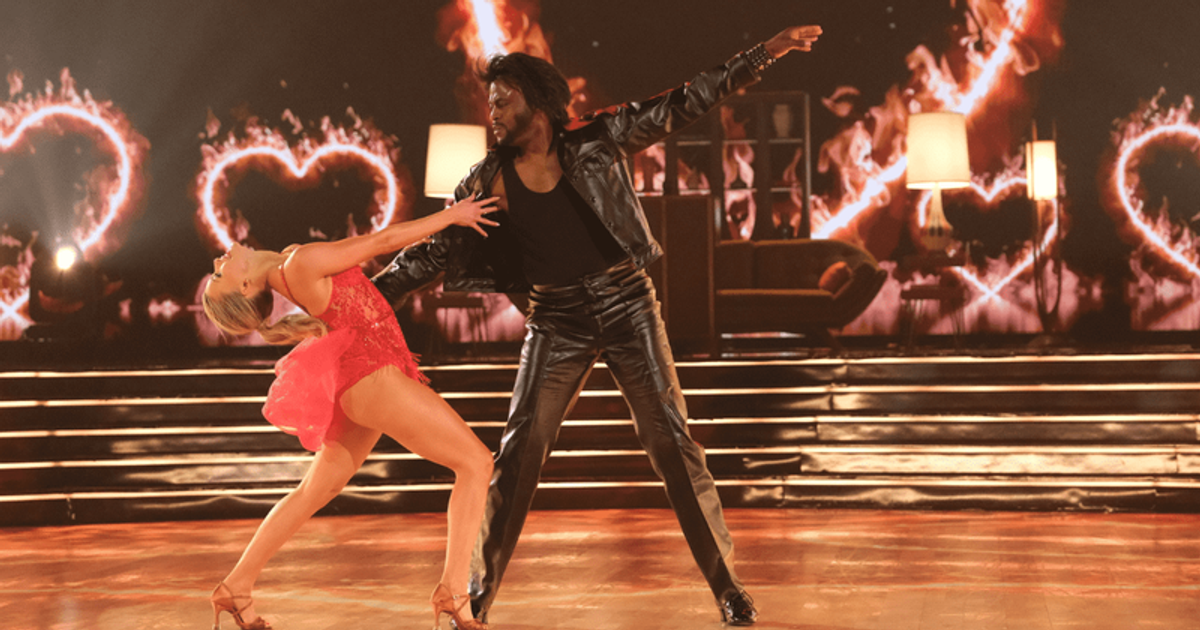 'DWTS' Season 31: Wayne Brady scores big as he channels his inner Elvis but fans don't like his outfit