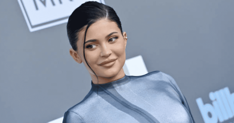 Kylie Jenner channels '90s glamor as she debuts contentious ‘bleached eyebrows’ for Paris Fashion Week