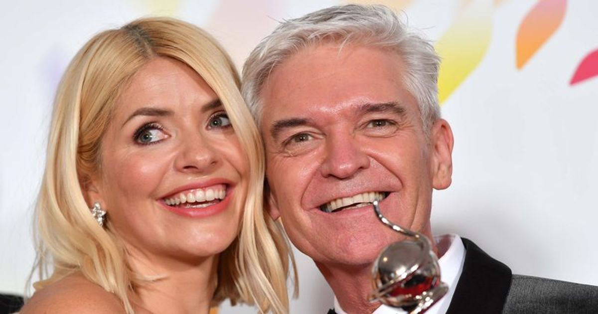 'Awkward': Holly Willoughby, Phillip Schofield booed at NTAs as fans wonder if they cut in line again
