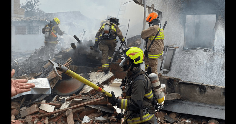 Private plane crashes into residential area killing 6 flyers and 2 crew members, 7 buildings destroyed
