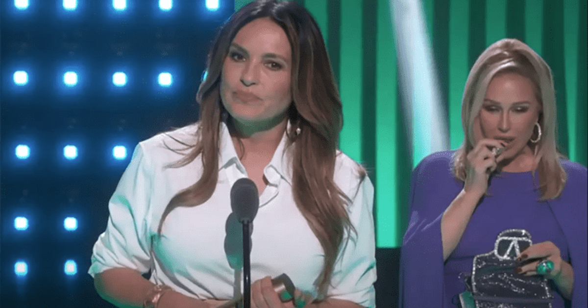 Kathy Hilton labeled 'inconsiderate Karen' for applying lipstick during Mariska Hargitay's PCA speech