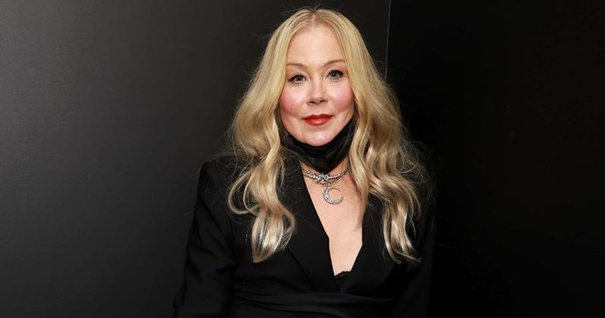 'Never read comments': Fans comfort Christina Applegate after troll mocks her face amid MS battle
