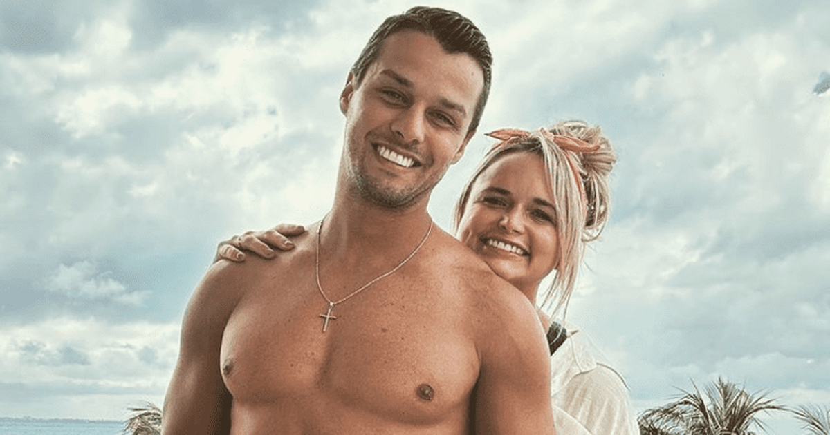 Miranda Lambert celebrates 4th wedding anniversary with shirtless pics(02)