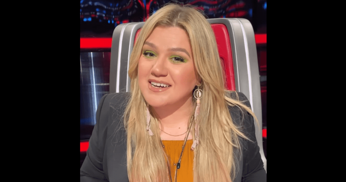 'Who let Kelly Clarkson wear green eyeshadow?' Fans slam 'The Voice