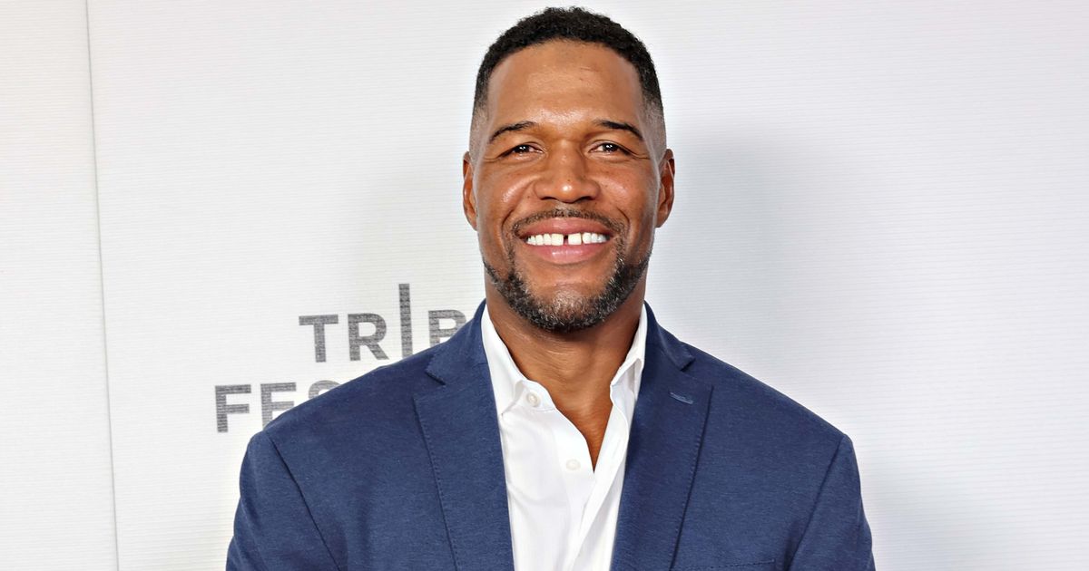 ‘GMA’ fans beg Michael Strahan to stop singing as he breaks into