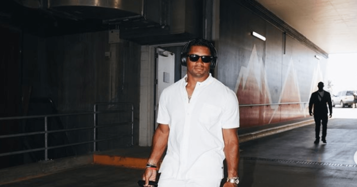 how-tall-is-russell-wilson-denver-broncos-player-s-height-does-not